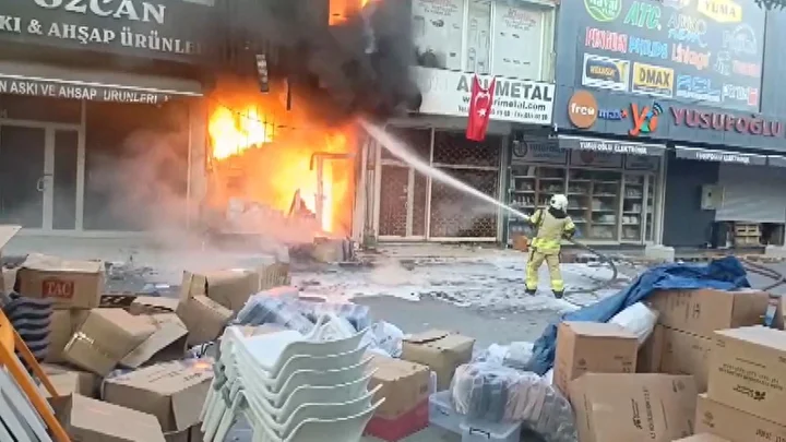 Bağcılar İSTOÇ'ta yangın paniği: 17 işletme ziyan gördü 11 bagcilar istocta yangin panigi 17 isletme ziyan gordu 10 gFhiYuNR