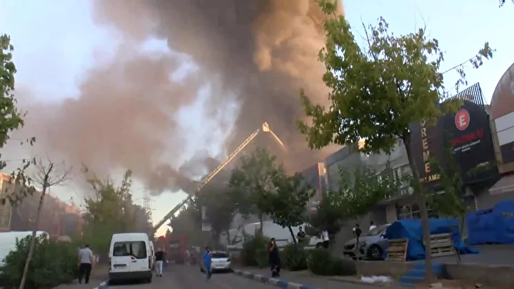 bagcilar istocta yangin panigi alevler baska is yerlerine de sicradi 9 zBJQmV8X