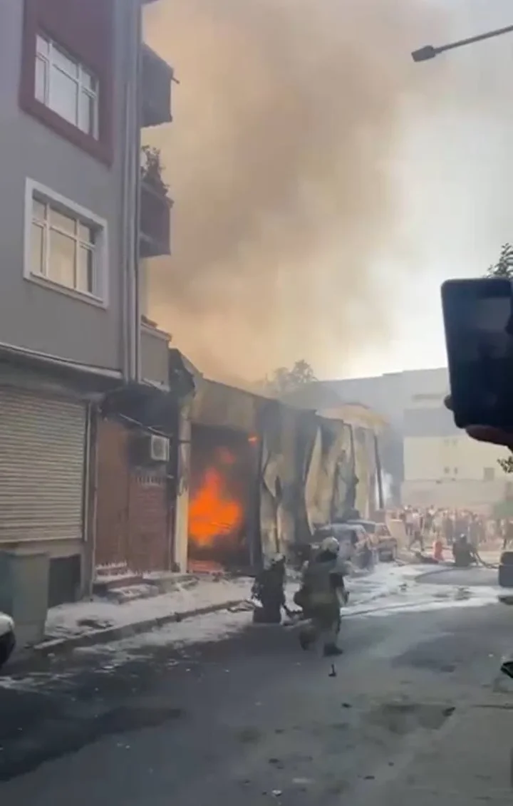 Bağcılar’da araba tamirhanesinde çıkan yangın iki binaya sıçradı: Dört kişi dumandan etkilendi 1 bagcilarda araba tamirhanesinde cikan yangin iki binaya sicradi dort kisi dumandan etkilendi 0 CzDl8Hz9