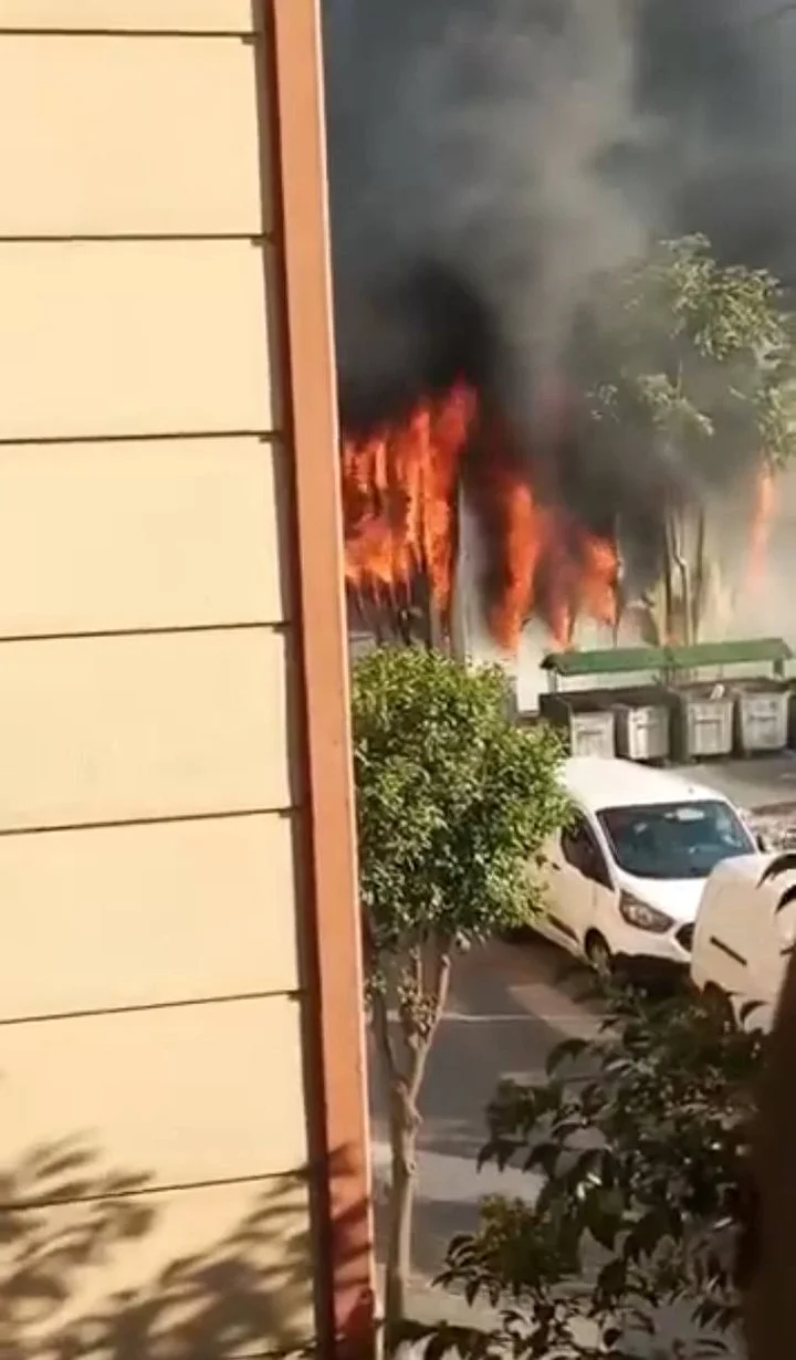 Bağcılar’da araba tamirhanesinde çıkan yangın iki binaya sıçradı: Dört kişi dumandan etkilendi 2 bagcilarda araba tamirhanesinde cikan yangin iki binaya sicradi dort kisi dumandan etkilendi 1