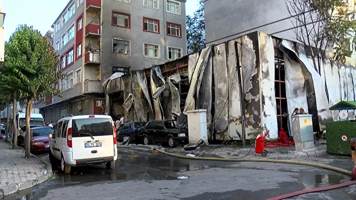 Bağcılar’da araba tamirhanesinde çıkan yangın iki binaya sıçradı: Dört kişi dumandan etkilendi 3 bagcilarda araba tamirhanesinde cikan yangin iki binaya sicradi dort kisi dumandan etkilendi 2 reNeCg7C