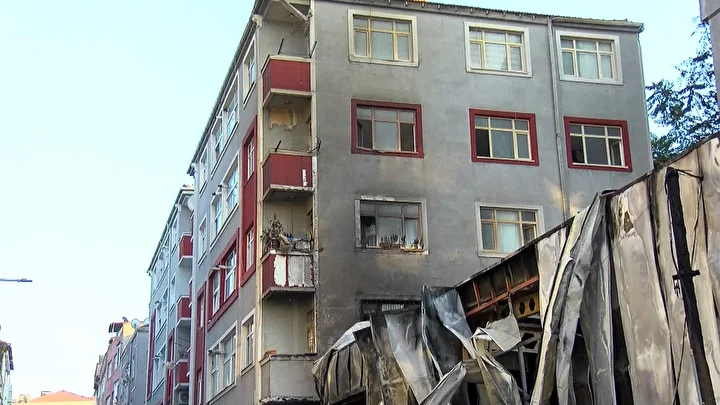 Bağcılar’da araba tamirhanesinde çıkan yangın iki binaya sıçradı: Dört kişi dumandan etkilendi 7 bagcilarda araba tamirhanesinde cikan yangin iki binaya sicradi dort kisi dumandan etkilendi 6 pY11qJkh