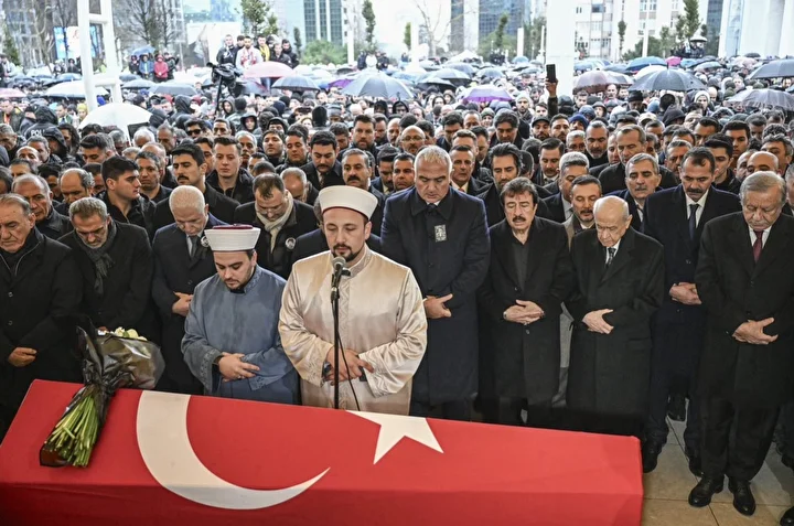bahceliden tayfura vefa tayfurun mezarini yaptirdi 1 cyTnU2cN