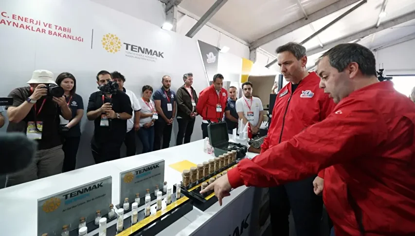 bakan bayraktar teknofest gencligiyle bulustu sizlerle turkiyenin gelecegi cok daha aydinlik olacak 0 R2NCipTD