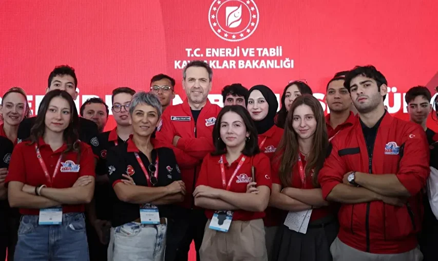 bakan bayraktar teknofest gencligiyle bulustu sizlerle turkiyenin gelecegi cok daha aydinlik olacak 1 ZWLcCVS6
