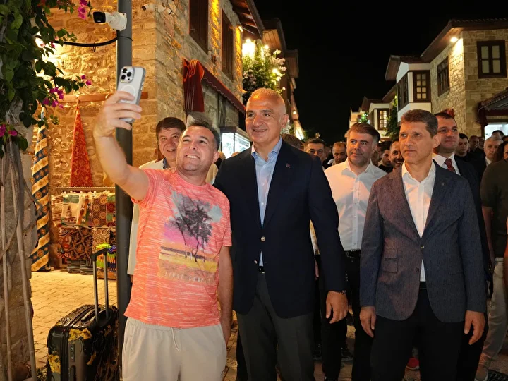 bakan ersoy gece muzeciligi kapsaminda turkiye genelinde 484 binden fazla ziyaretci agirladik 1 4KeieFrL