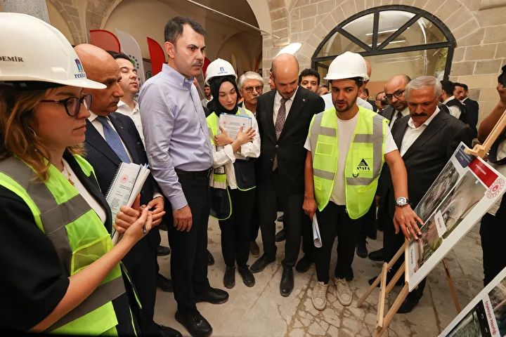 Bakan Kurum, depremzede aileleri yeni konutlarında ziyaret etti 1 bakan kurum depremzede aileleri yeni konutlarinda ziyaret etti 0 C1hHp8YP