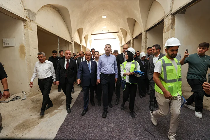 Bakan Kurum, depremzede aileleri yeni konutlarında ziyaret etti 2 bakan kurum depremzede aileleri yeni konutlarinda ziyaret etti 1 IEBuz68y