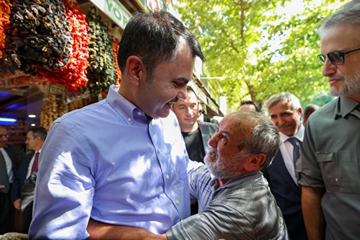 Bakan Kurum, depremzede aileleri yeni konutlarında ziyaret etti 3 bakan kurum depremzede aileleri yeni konutlarinda ziyaret etti 2
