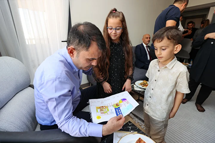 Bakan Kurum, depremzede aileleri yeni konutlarında ziyaret etti 4 bakan kurum depremzede aileleri yeni konutlarinda ziyaret etti 3 KahrECXa