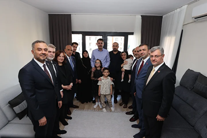 Bakan Kurum, depremzede aileleri yeni konutlarında ziyaret etti 6 bakan kurum depremzede aileleri yeni konutlarinda ziyaret etti 5