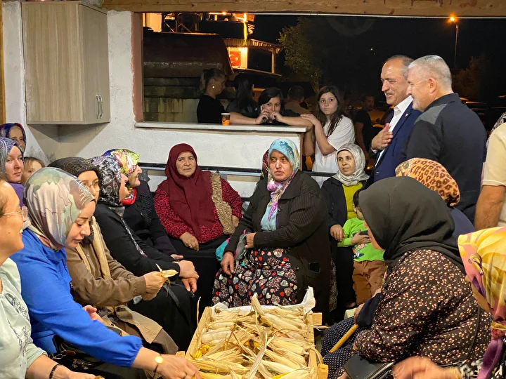 Bartın'da 2 asırlık gelenek: 3 saat boyunca topluca mısır soydular 1 bartinda 2 asirlik gelenek 3 saat boyunca topluca misir soydular 0