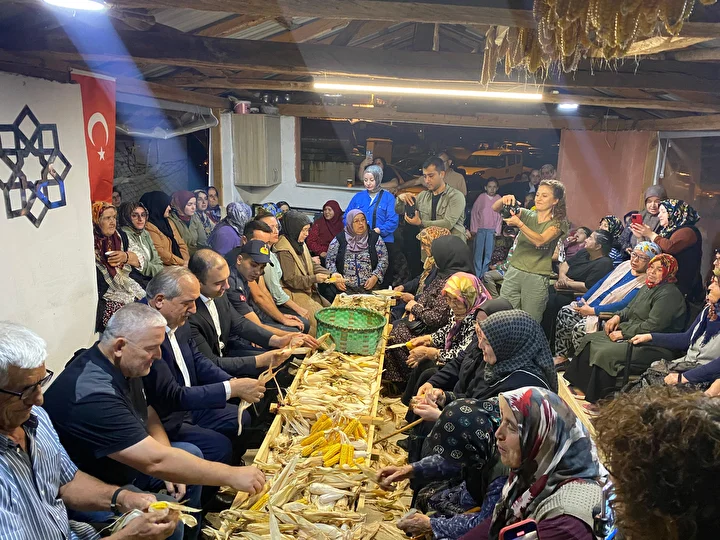 Bartın'da 2 asırlık gelenek: 3 saat boyunca topluca mısır soydular 3 bartinda 2 asirlik gelenek 3 saat boyunca topluca misir soydular 2 UycNlLlw