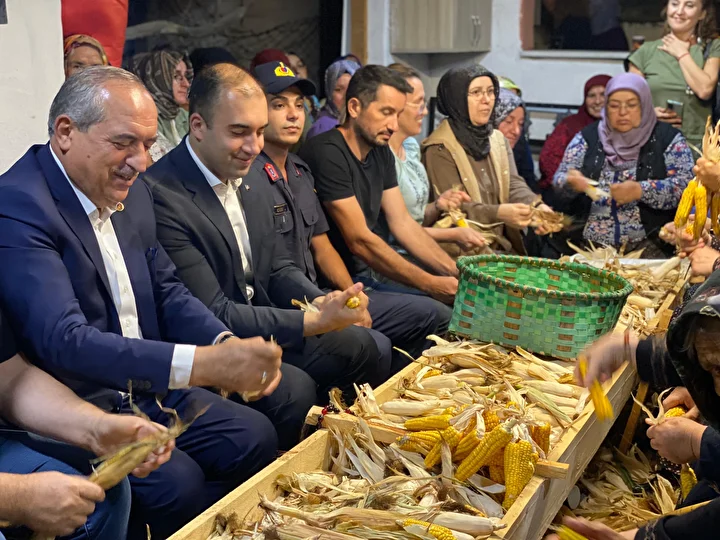 Bartın'da 2 asırlık gelenek: 3 saat boyunca topluca mısır soydular 6 bartinda 2 asirlik gelenek 3 saat boyunca topluca misir soydular 5 phKDk9Os