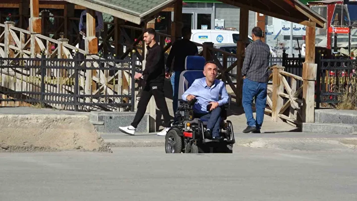 Bayburt'ta ehliyetsiz şoför engelli vatandaşa çarpıp kaçtı: Yalnızca ben değil insanlık ve vicdan da yaralandı 4 bayburtta ehliyetsiz sofor engelli vatandasa carpip kacti yalnizca ben degil insanlik ve vicdan da zUCwIAYr