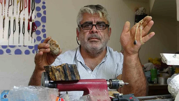 Bayburt’ta kehribarın kuvvetli mesaisi: Topraktan çıkarılan fosilleşmiş ağaç reçinesi takı ve tespihe dönüştürülüyor 4 bayburtta kehribarin kuvvetli mesaisi topraktan cikarilan fosillesmis agac recinesi taki ve tespihe donusturuluyor 3 HRTtfLw2