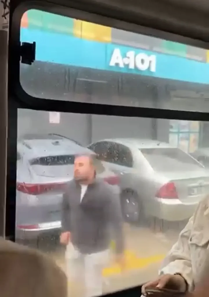 belediye otobusu surucusunden pes dedirtecek rahatlik evvel yolcularla hengame etti sonra otobusu park edip NR5N9QPd