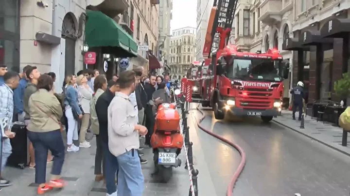 Beyoğlu’nda 6 katlı otelde çıkan yangın paniğe neden oldu 2 beyoglunda 6 katli otelde cikan yangin panige neden oldu 1 PJtw35MO