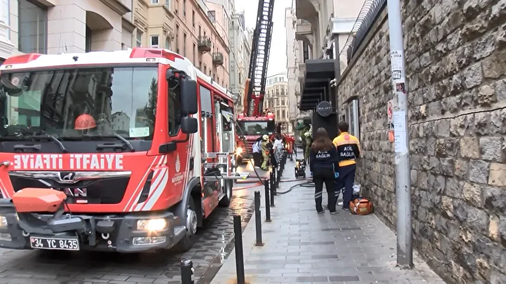 Beyoğlu’nda 6 katlı otelde çıkan yangın paniğe neden oldu 3 beyoglunda 6 katli otelde cikan yangin panige neden oldu 2 l32FpDMc