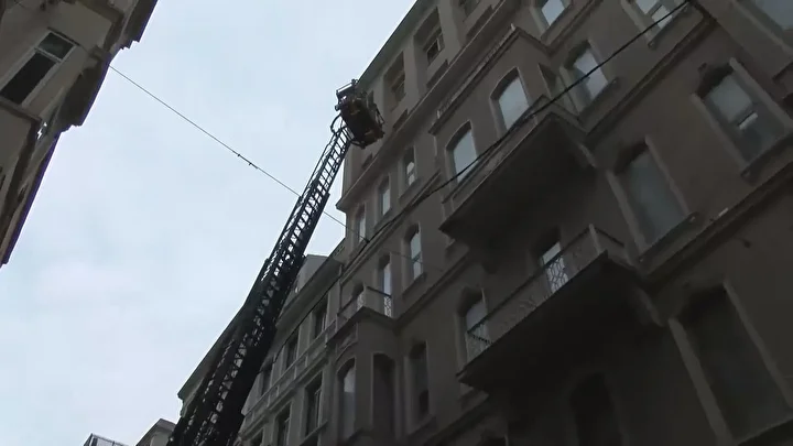 Beyoğlu’nda 6 katlı otelde çıkan yangın paniğe neden oldu 5 beyoglunda 6 katli otelde cikan yangin panige neden oldu 4 CqBhX4fK