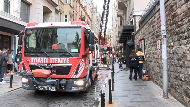 Beyoğlu’nda 6 katlı otelde çıkan yangın paniğe neden oldu 10 beyoglunda 6 katli otelde cikan yangin panige neden oldu 9
