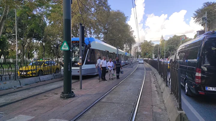 beyoglunda tramvay yayaya carpti 0 SPf1zU7T