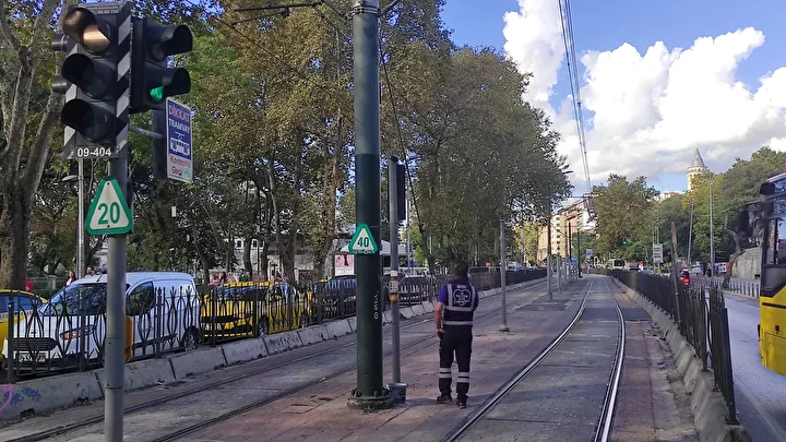 beyoglunda tramvay yayaya carpti 6