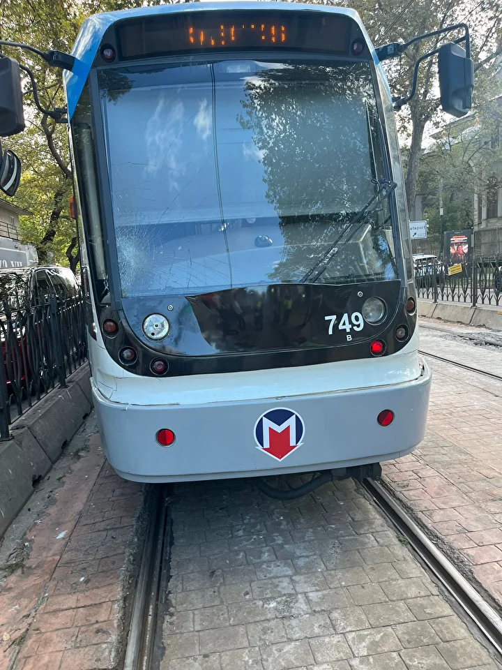 beyoglunda tramvay yayaya carpti 8 3hDzBndQ