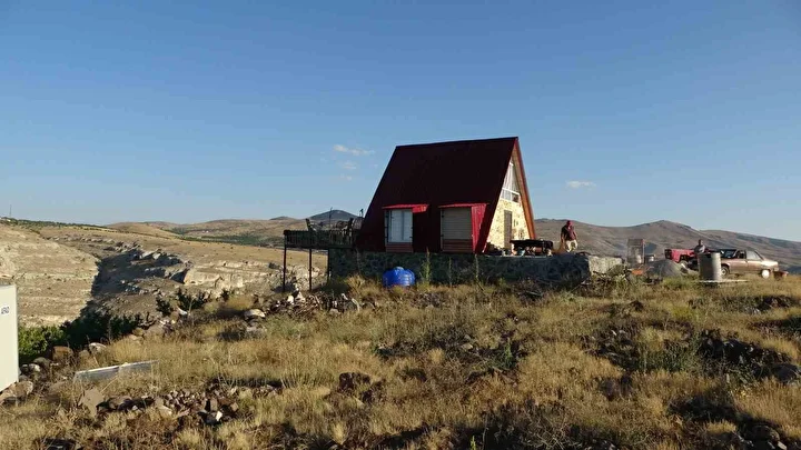 Bin 600 rakımda kurdu görenler şaşıp kaldı: Herkes gizemli meskenin sahibini ve içini görmek için gidiyor 2 bin 600 rakimda kurdu gorenler sasip kaldi herkes gizemli meskenin sahibini ve icini gormek vzEbjC6V