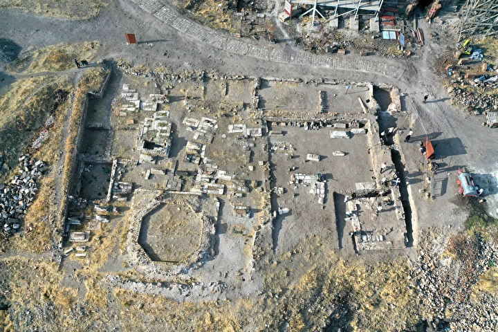 bin yillik izler ortaya cikti sultan alparslanin fethettigi yerde birinci cuma namazinin kilindigi mescitte qWErEf4C