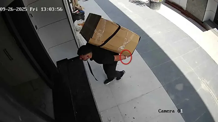 bir gun evvel esya tasidigi meskene hirsiz olarak geri dondu kamerada fark edilen o LKRFNDIj