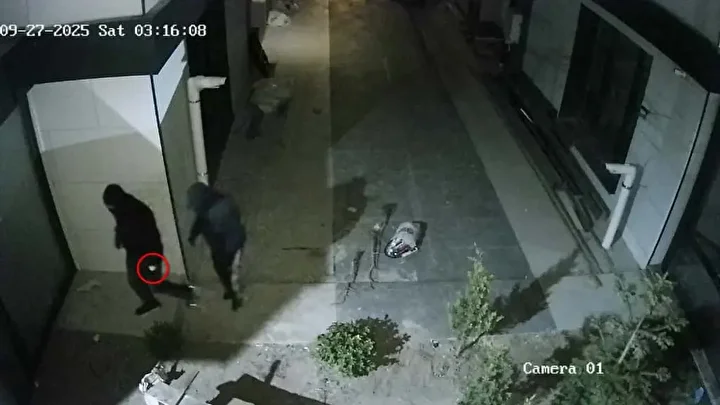 bir gun evvel esya tasidigi meskene hirsiz olarak geri dondu kamerada fark edilen o LYy7Ietb