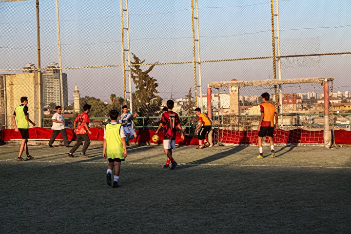 bu futbol alani adanaya sifir gorunum isletmeci yoldas is haninin terasini futbol oynamak isteyenler QPYHJVi5