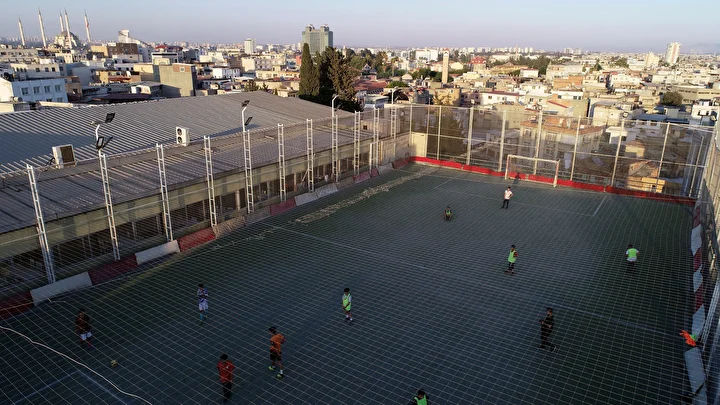 bu futbol alani adanaya sifir gorunum isletmeci yoldas is haninin terasini futbol oynamak isteyenler