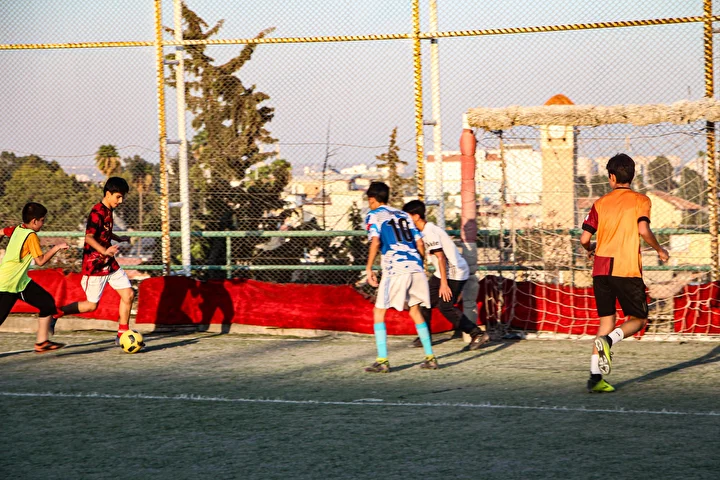 bu futbol alani adanaya sifir gorunum isletmeci yoldas is haninin terasini futbol oynamak isteyenler kfaGF2Rp