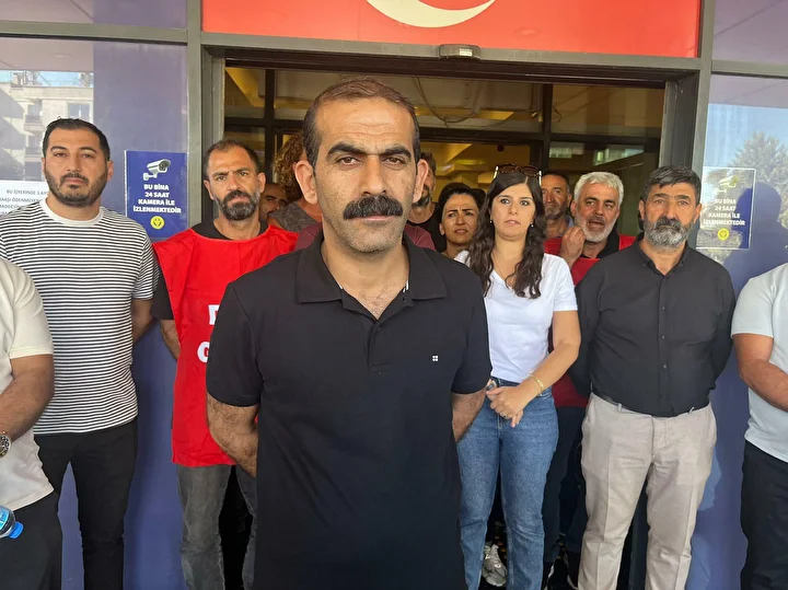 buca belediyesinde maas alamayan emekciler belediye binasini isgal etti cenaze sihhat itfaiye uzere hizmetler 6QuJm6Nv