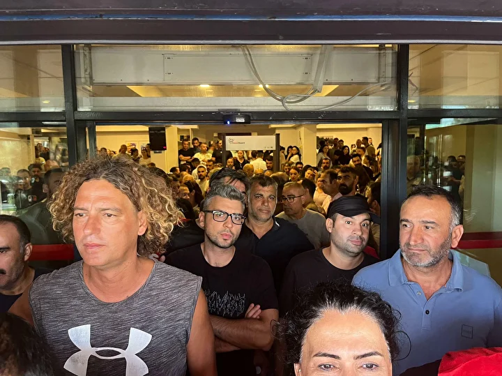 buca belediyesinde maas alamayan emekciler belediye binasini isgal etti cenaze sihhat itfaiye uzere hizmetler Dlg9pPze