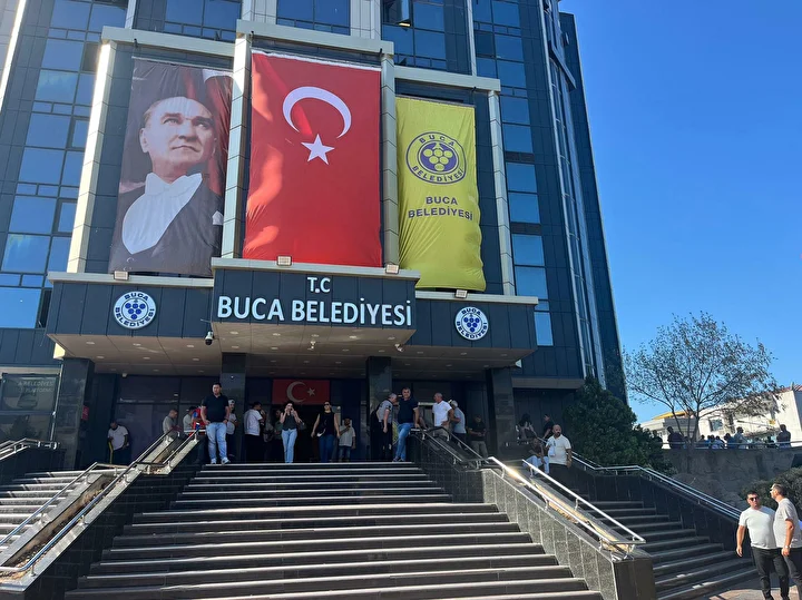 buca belediyesinde maas alamayan emekciler belediye binasini isgal etti cenaze sihhat itfaiye uzere hizmetler