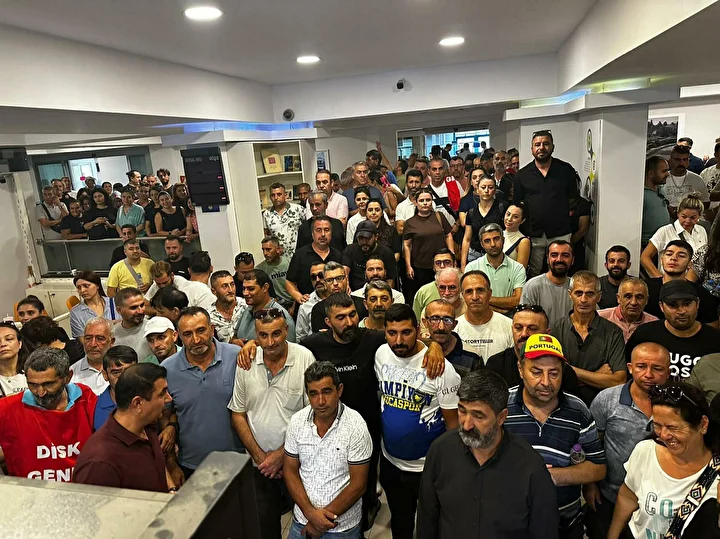 buca belediyesinde maas alamayan emekciler belediye binasini isgal etti cenaze sihhat itfaiye uzere hizmetler