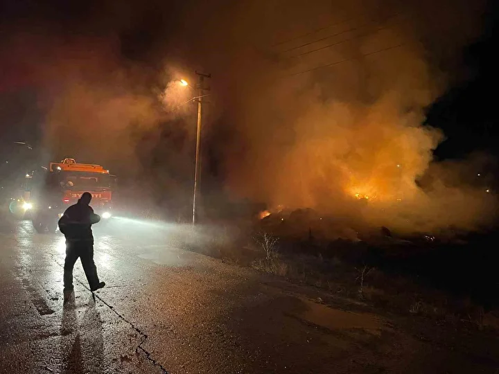Burdur’da yaklaşık iki bin saman balyası yandı 4 burdurda yaklasik iki bin saman balyasi yandi 3 rwY7wFZr