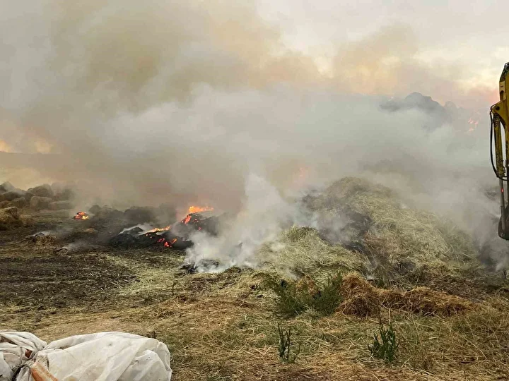 Burdur’da yaklaşık iki bin saman balyası yandı 7 burdurda yaklasik iki bin saman balyasi yandi 6 IUF17vky