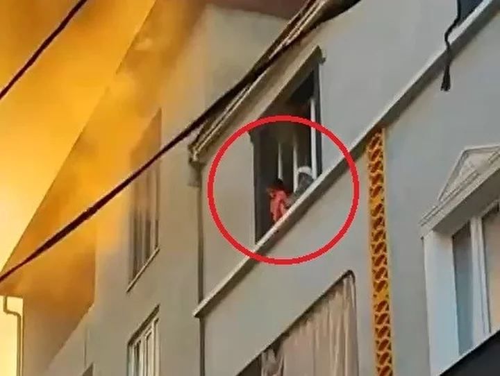 Bursa'da dehşet anları: Evvel çocuğunu attı, sonra kendisi atladı 2 bursada dehset anlari evvel cocugunu atti sonra kendisi atladi 1 Y9YrBYFI