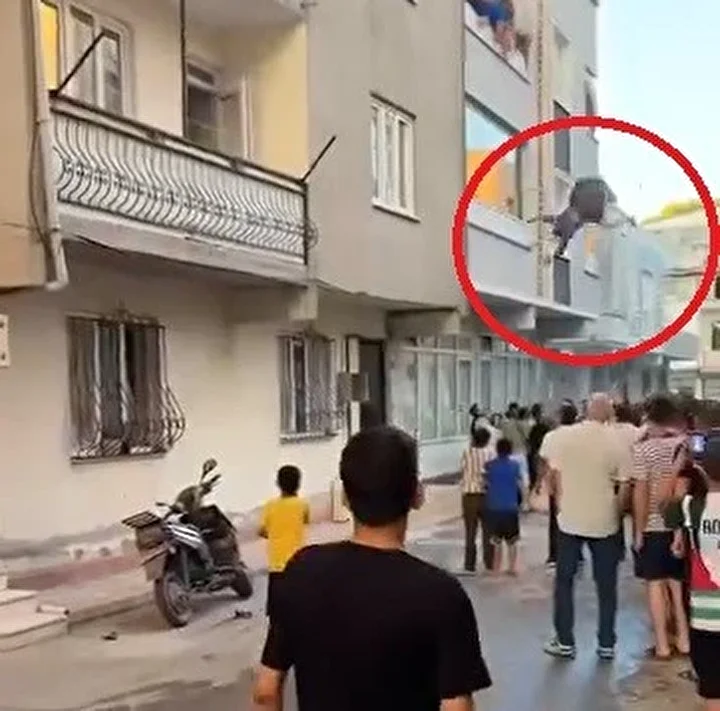 Bursa'da dehşet anları: Evvel çocuğunu attı, sonra kendisi atladı 3 bursada dehset anlari evvel cocugunu atti sonra kendisi atladi 2 TwLIs2WH