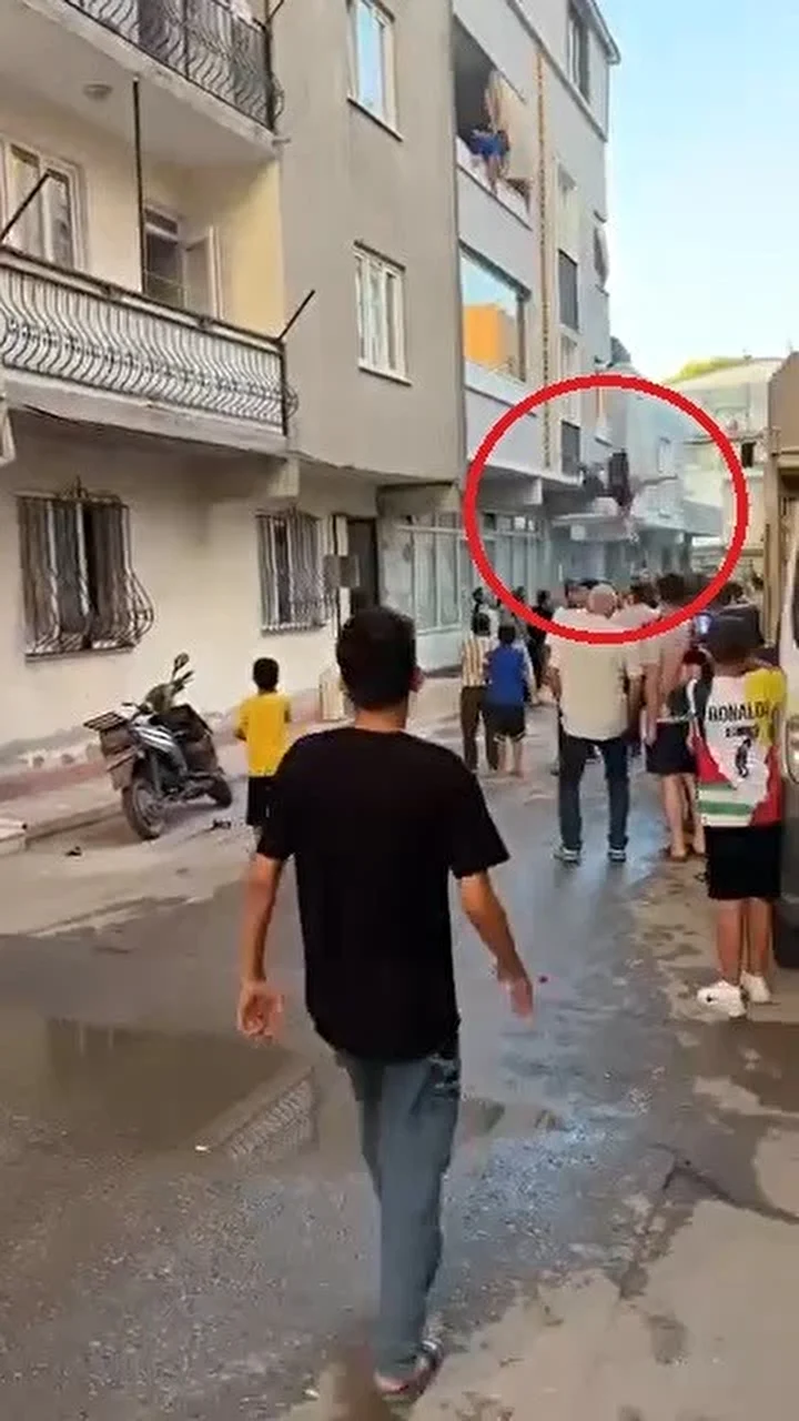 Bursa'da dehşet anları: Evvel çocuğunu attı, sonra kendisi atladı 5 bursada dehset anlari evvel cocugunu atti sonra kendisi atladi 4 QC3SHNdd