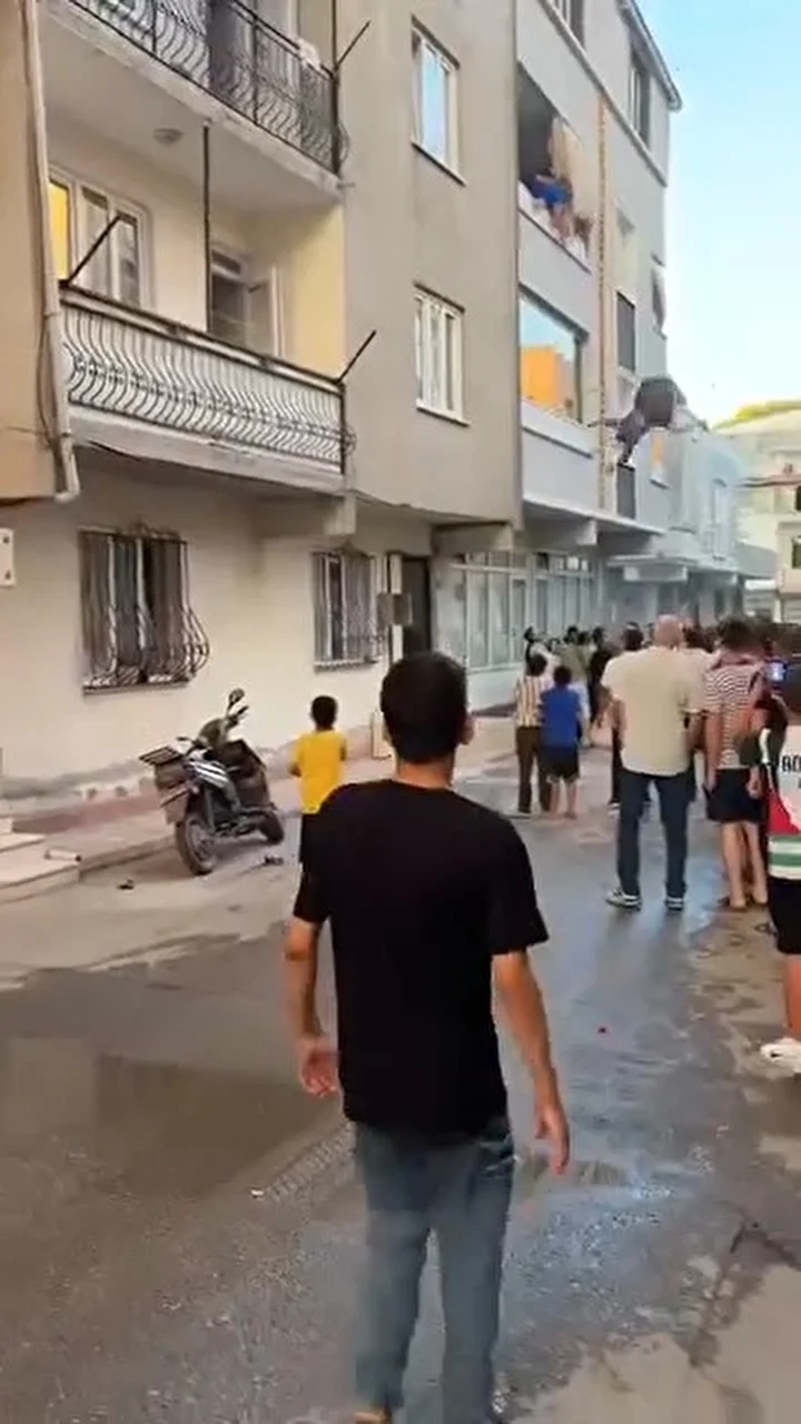 Bursa'da dehşet anları: Evvel çocuğunu attı, sonra kendisi atladı 8 bursada dehset anlari evvel cocugunu atti sonra kendisi atladi 7 PrlL4abQ