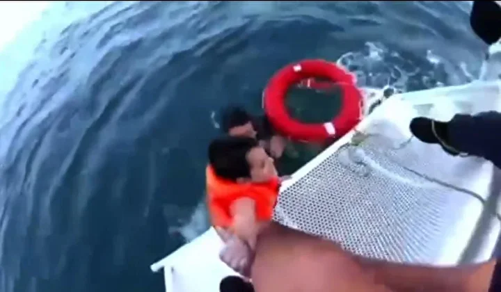 Can yeleğiyle denizde sürüklendi: 6 yaşındaki çocuk bin 200 metre açıkta bulundu 1 can yelegiyle denizde suruklendi 6 yasindaki cocuk bin 200 metre acikta bulundu 0 iWqsysHG