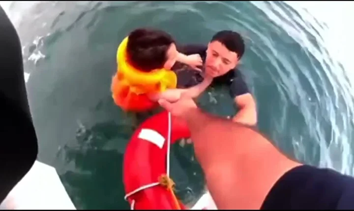 Can yeleğiyle denizde sürüklendi: 6 yaşındaki çocuk bin 200 metre açıkta bulundu 4 can yelegiyle denizde suruklendi 6 yasindaki cocuk bin 200 metre acikta bulundu 3 uFvB2j7b