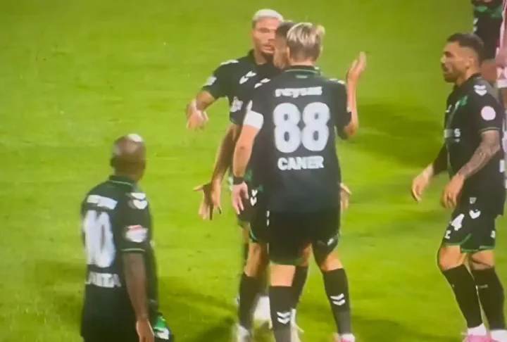 caner erkin cilgina dondu ekip arkadasina tokat atti 3 dTgBge4F