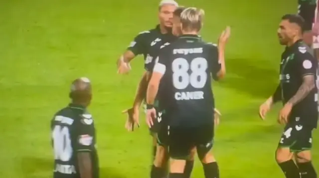 caner erkin cilgina dondu ekip arkadasina tokat atti 8qtxGxSn.webp