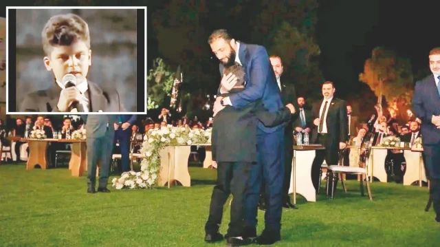 Cebindeki 1 doları bağışladı: Küçük Mahmud, Şara’yı ağlattı cebindeki 1 dolari bagisladi kucuk mahmud sarayi aglatti OZiATrx5.webp